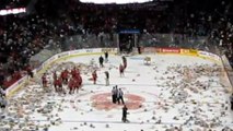 Découvrez une pluie de peluches envahir une patinoire de hockey sur glace en vidéo