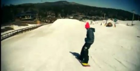 Découvrez un saut incroyable en snowboard en vidéo