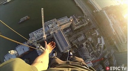 A 150m du sol sans sécurité, James Kingston est pendu dans le vide après l'escalade d'une grue
