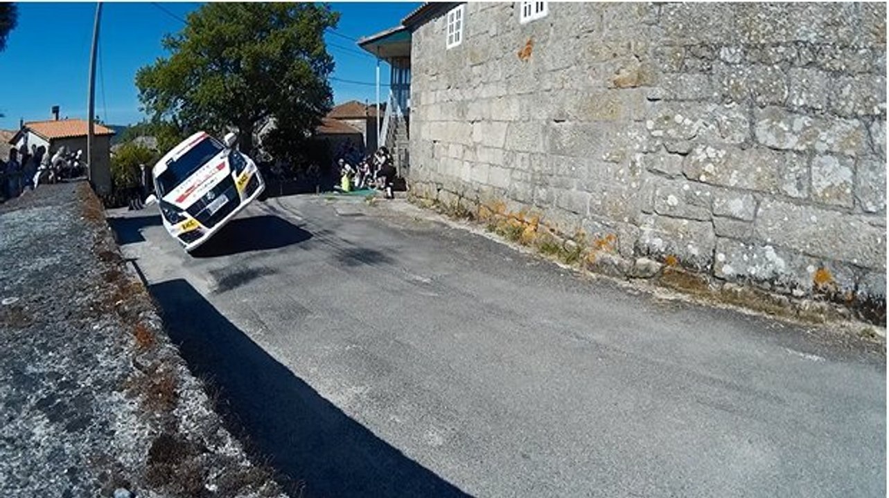 Une voiture de rallye frôle l'accident en prenant un virage sur deux roues