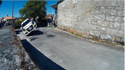 Une voiture de rallye frôle l'accident en prenant un virage sur deux roues