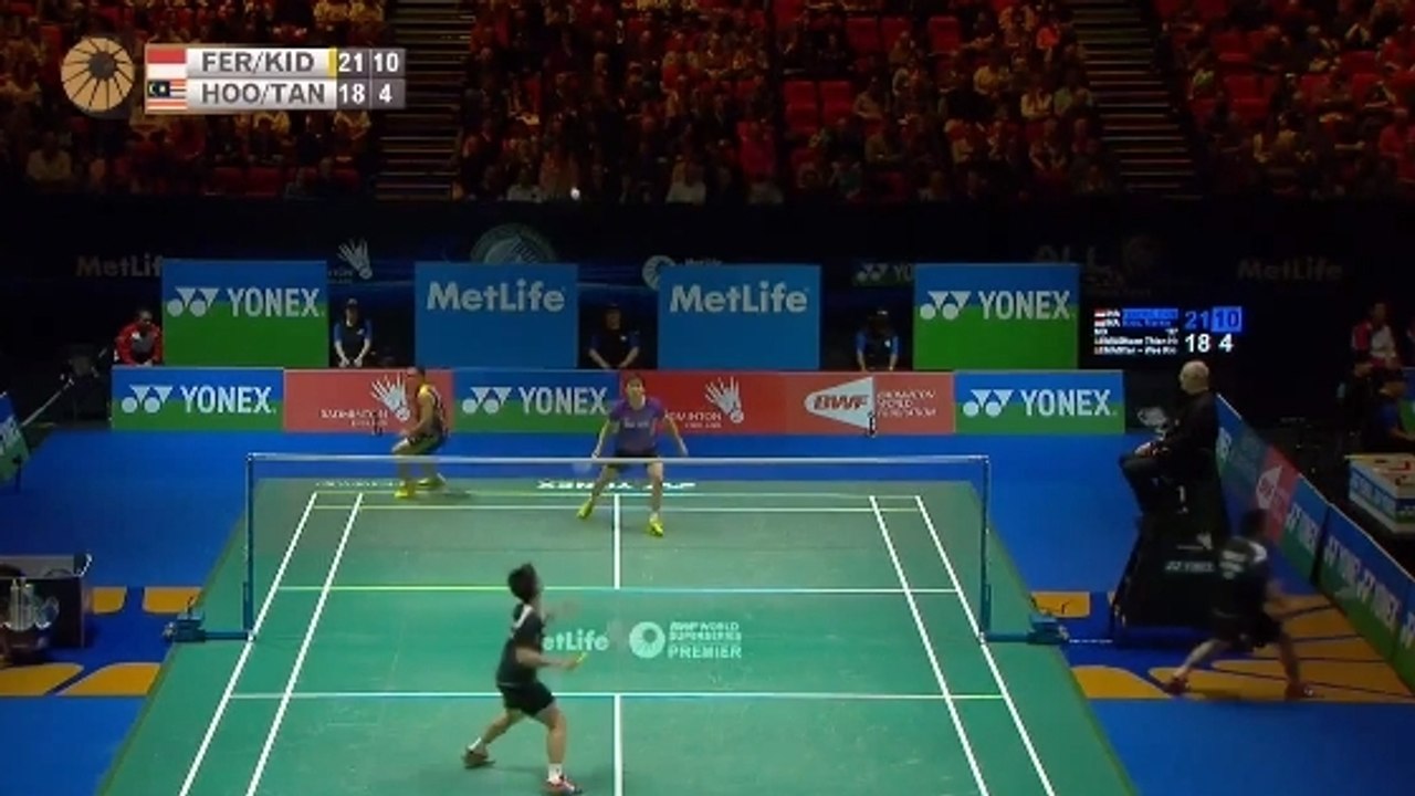 Badminton : Un joueur change de raquette pendant un échange !