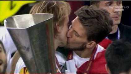 Rakitic et Carriço s'embrassent sur la bouche pour fêter la victoire de Séville en Europa League