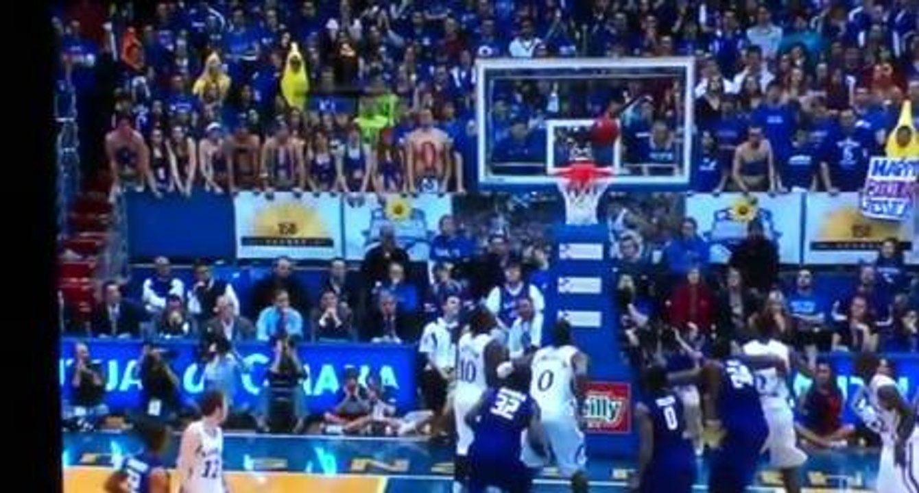 Découvrez le ballon de basket entrer... et ressortir du panier en vidéo