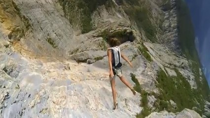 En talons hauts, la belle Roberta Mancino fait du base-jump