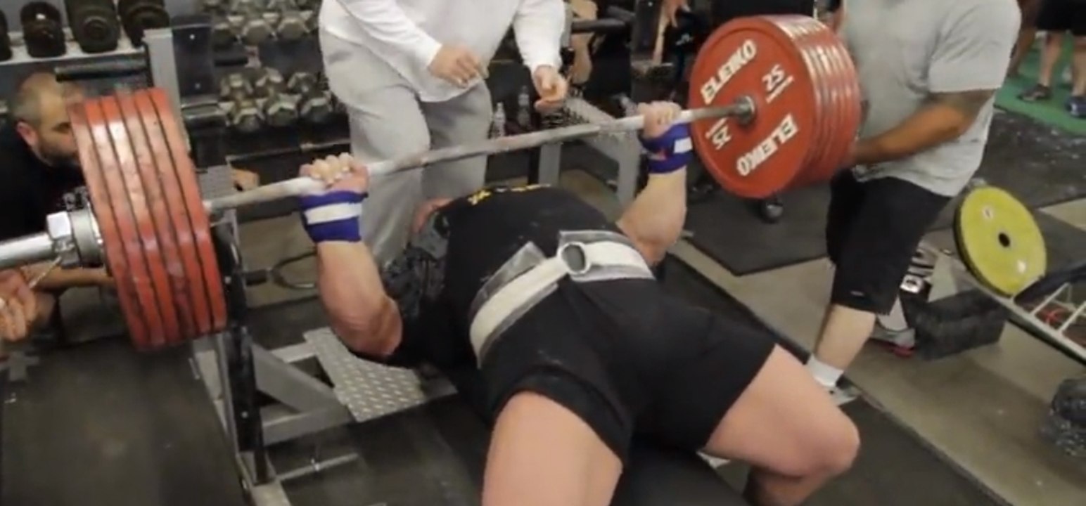 Musculation Eric Spoto bat le record du monde de développé couché en soulevant 327,5 kg Vidéo