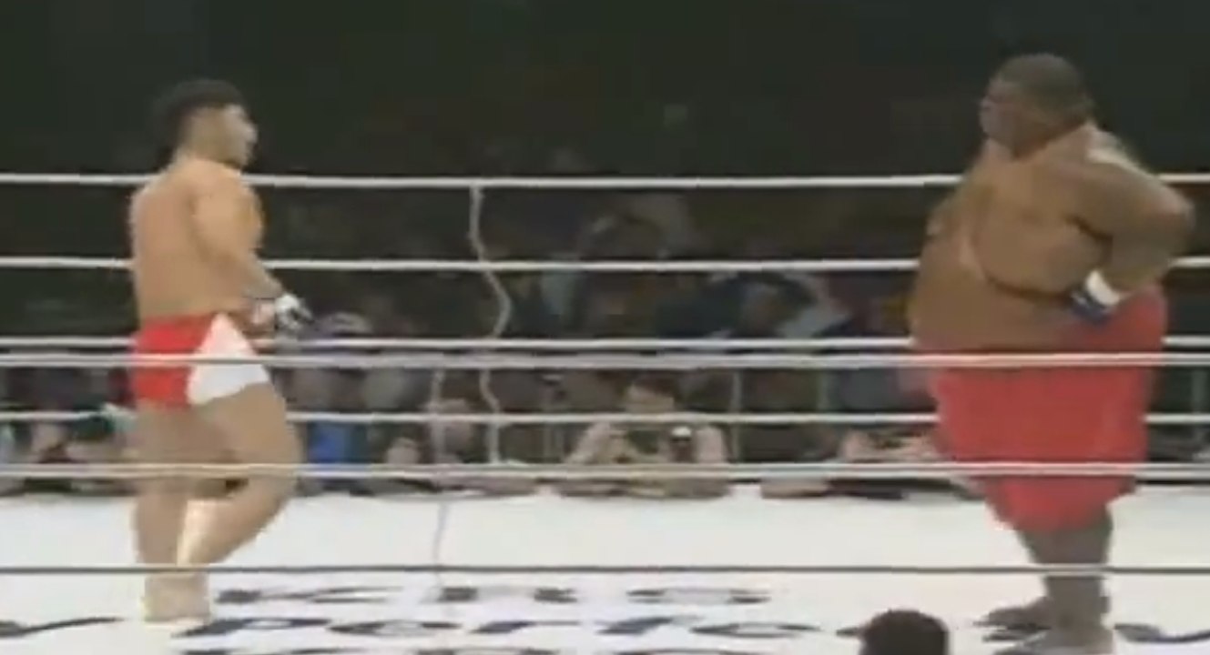 Un sumo de 272 kg VS un combattant de MMA de 76 kg: Qui sera le vainqueur ?