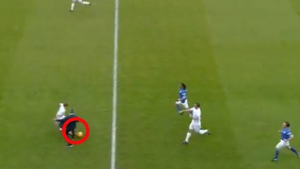 José Mourinho entre sur la pelouse pour tacler un joueur lors du Soccer Aid 2014