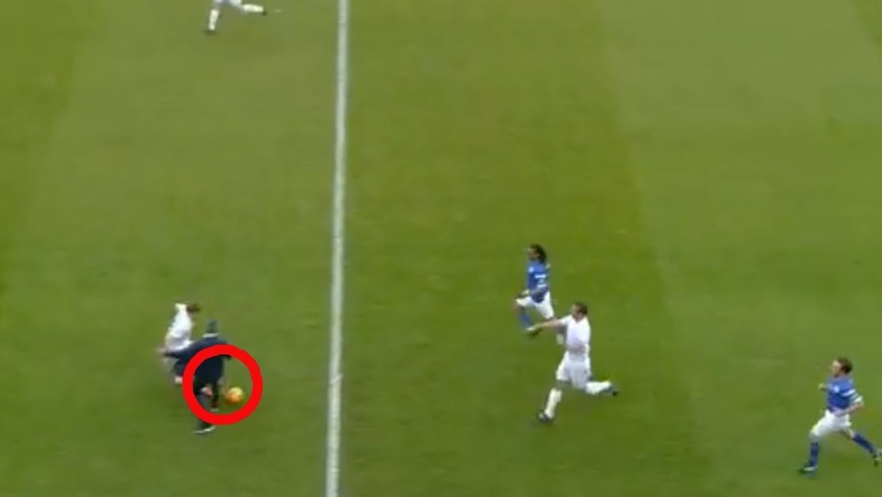 José Mourinho entre sur la pelouse pour tacler un joueur lors du Soccer Aid 2014
