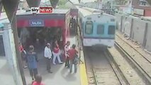 Elle fait descendre sa fillette sur les rails à l'arrivée du train en vidéo