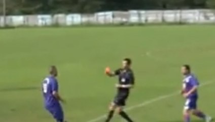 Un joueur donne un coup de tête ultra-violent à un arbitre en Roumanie
