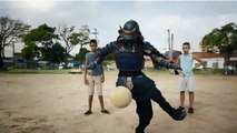 Le football freestyle incroyable d'un samouraï au Brésil