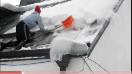 Il se fait emporter par une avalanche de neige... sur son toit