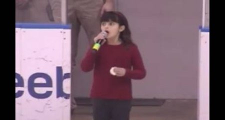 Elizabeth Hughes, 8 ans, chante l'hymne américain... malgré son micro