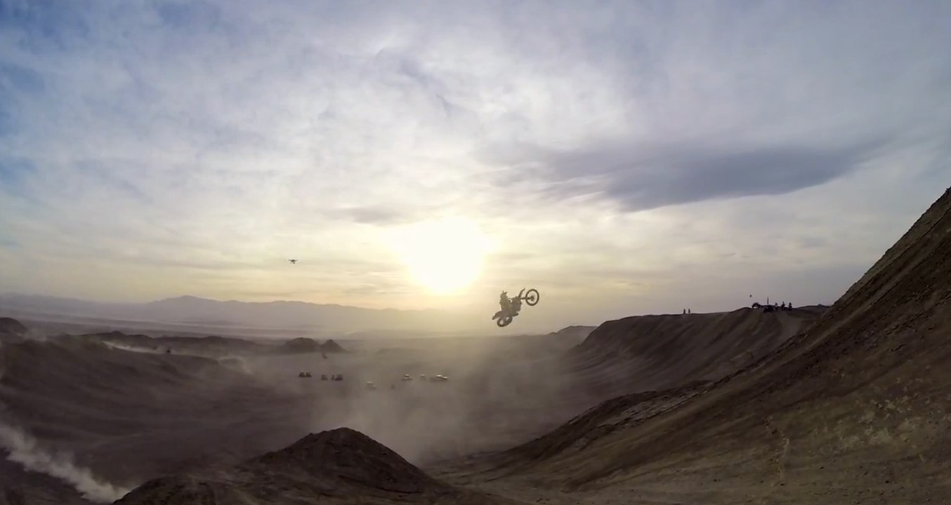 Motocross : Des sauts spectaculaires en plein désert californien