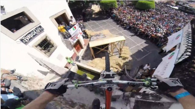 VTT : L'incroyable et dangereuse descente urbaine de Kelly McGarry filmée en caméra embarquée