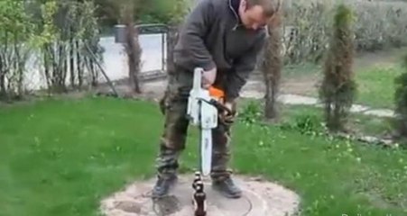 Pour ouvrir sa bouteille de bière, il sort sa tronçonneuse