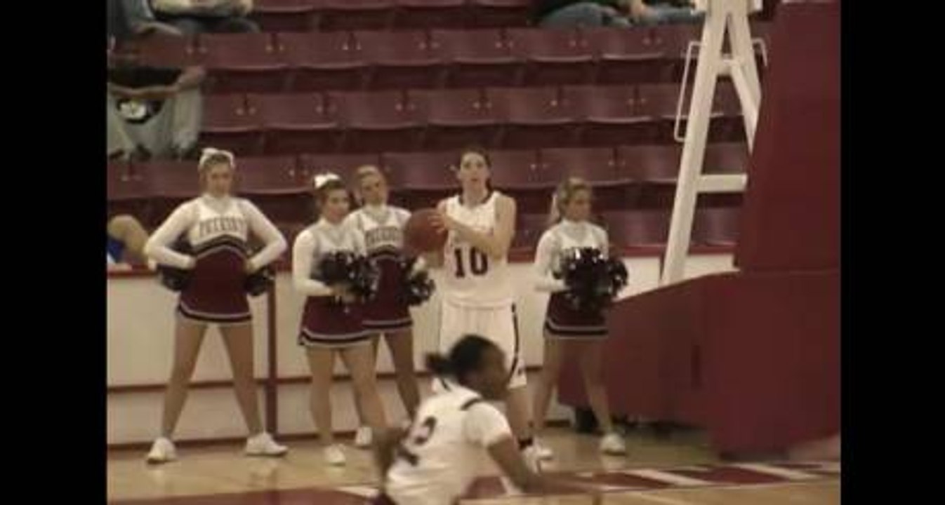 Elle marque un panier incroyable sur le buzzer en vidéo