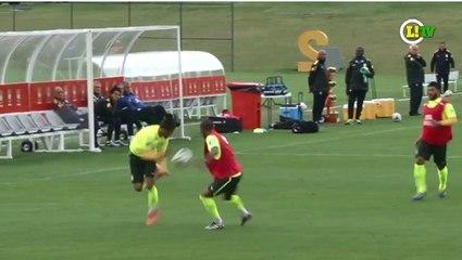 Neymar humilie Fernandinho à l'entraînement du Brésil lors de la Coupe du monde 2014