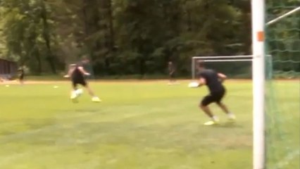 Le but en talonnade aérienne somptueux d'un joueur d'Everton à l'entraînement