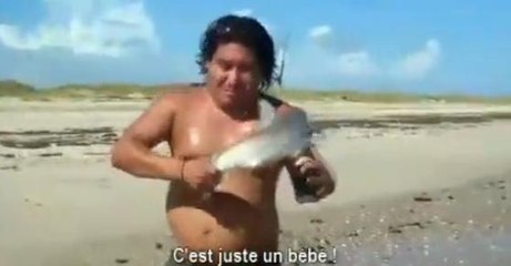 Il se fait mordre en direct par un requin