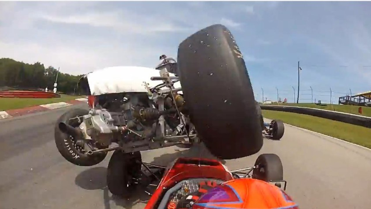 Crash : Une voiture de course roule sur une autre, le pilote frôle la mort