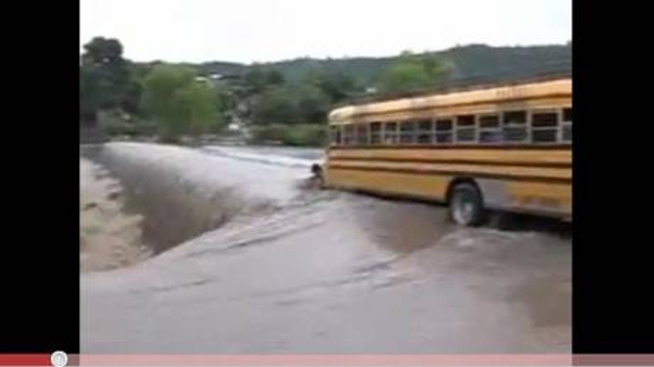 Il traverse un pont innondé en bus