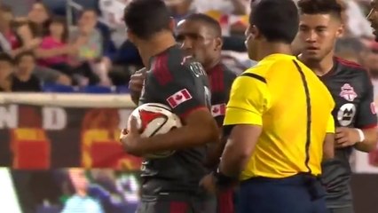 Jermain Defoe veut empêcher un coéquipier de tirer un coup-franc, ce dernier marque dans la foulée