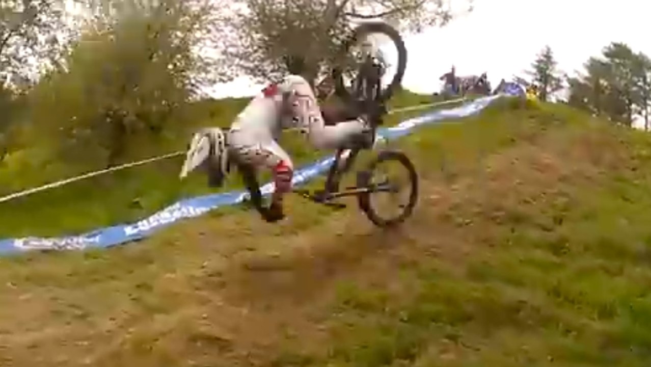 VTT extrême : Malgré une violente chute, James Purvis se relève et remporte la course