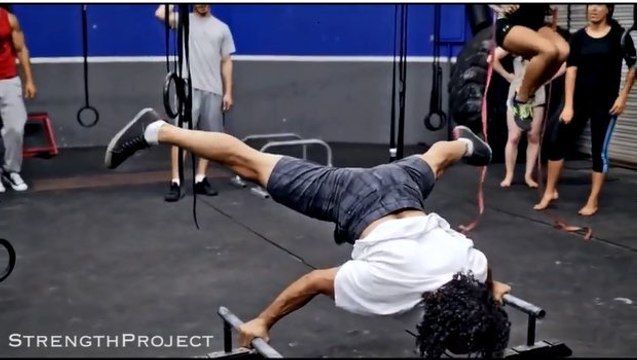 Street Workout : Des exercices de musculation complètement dingues !