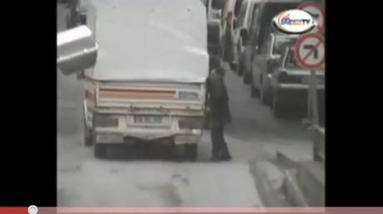 Un homme évite de justesse l'accident en traversant la route