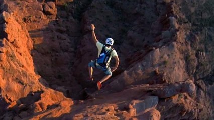 Du Base Jump magnifique du haut des Fisher Towers dans l'Utah