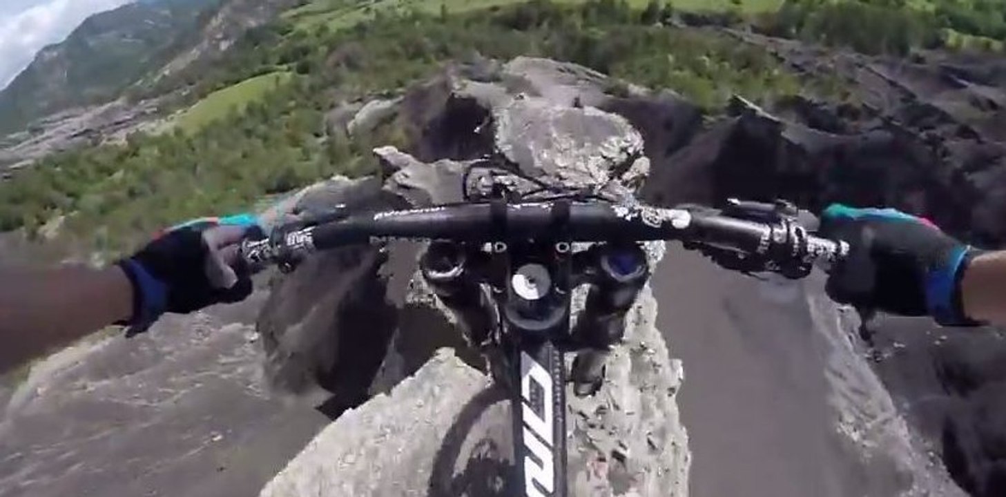 VTT : La descente vertigineuse de "Jaws" dans les Alpes françaises