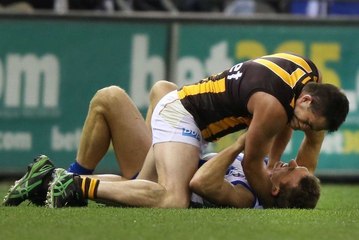 Un joueur pète les plombs et tente d'étrangler un adversaire en football australien