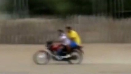 Pour ne pas prendre de but, un gardien traverse le terrain en ... moto !