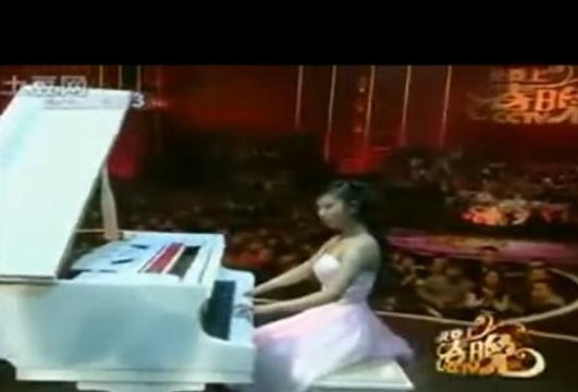 Elle joue du piano alors qu'elle n'a pas de doigt à la main droite
