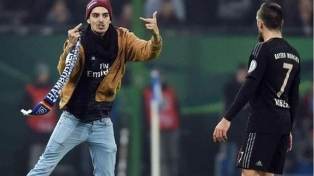 Frank Ribéry se fait frapper et insulter par un supporter en plein match