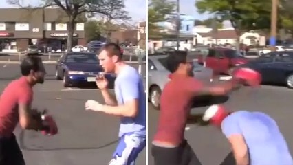 Il défie les passants de lui mettre un coup. Vont-ils y arriver ?