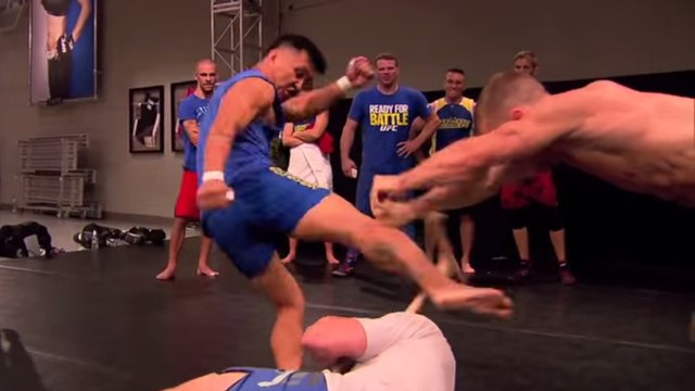 Melchor Menor, spécialiste de Muay Thaï, casse une batte en un coup de pied