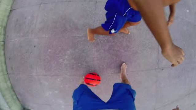 Du football pieds nus dans les rues brésiliennes filmé en caméra embarquée