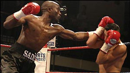 Boxe : Wayne Alexander manque d'arracher la tête de son adversaire en un coup