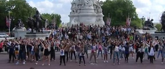 Un flash mob géant organisé devant Buckingham Palace