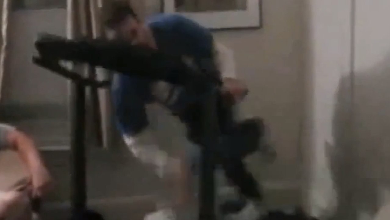 Fail : Il règle mal la vitesse de son tapis de course et tombe violemment