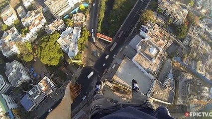 James Kingston se pend à une main sans sécurité au-dessus du vide en Inde