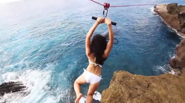 Au bord d'une falaise, ils font des sauts en tyrolienne à couper le souffle !