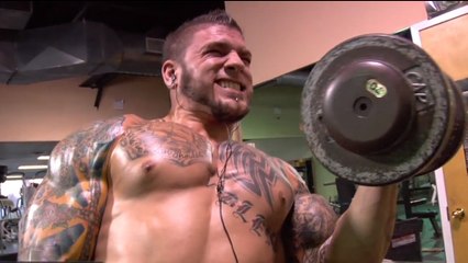 Joe Curls soulève des haltères de 60 kilos après l'entraînement !