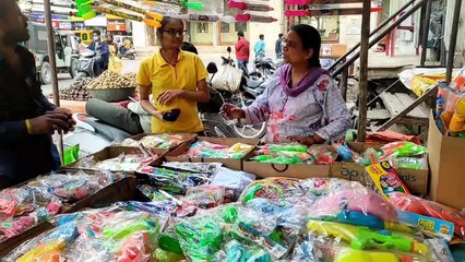 बाजार में सजे गुलाल व पिचकारियों के स्टॉल