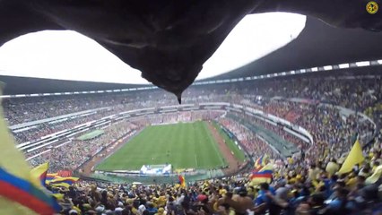 Voyage en caméra embarquée avec l'aigle du Club América au stade Azteca