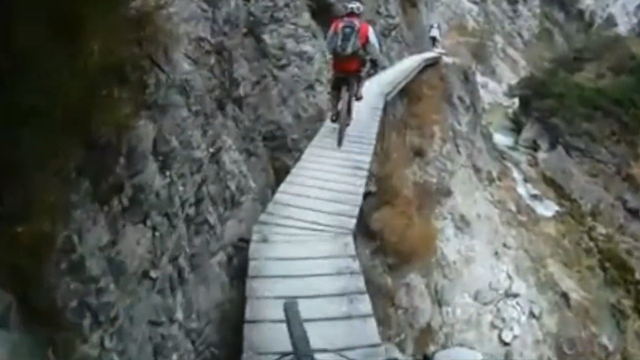 Une balade en VTT au bord du précipice dans les Alpes