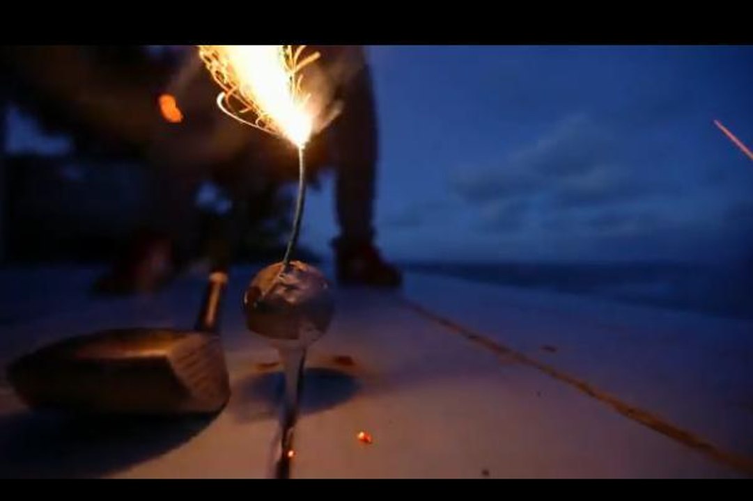 Il crée des feux d'artifice avec des ballons